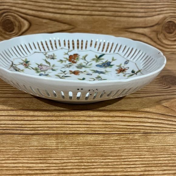Japanese White Porcelain Floral Dish With Gold Trim - Picture 3 of 7